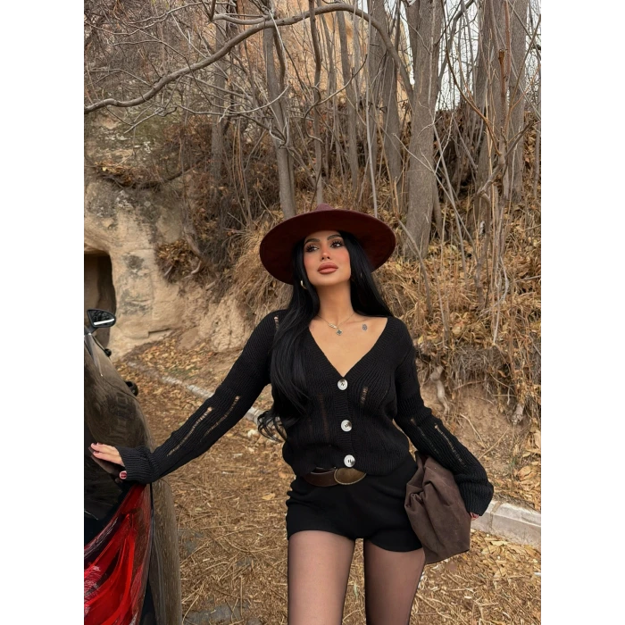 Siyah Düğmeli Lazerli Hırka