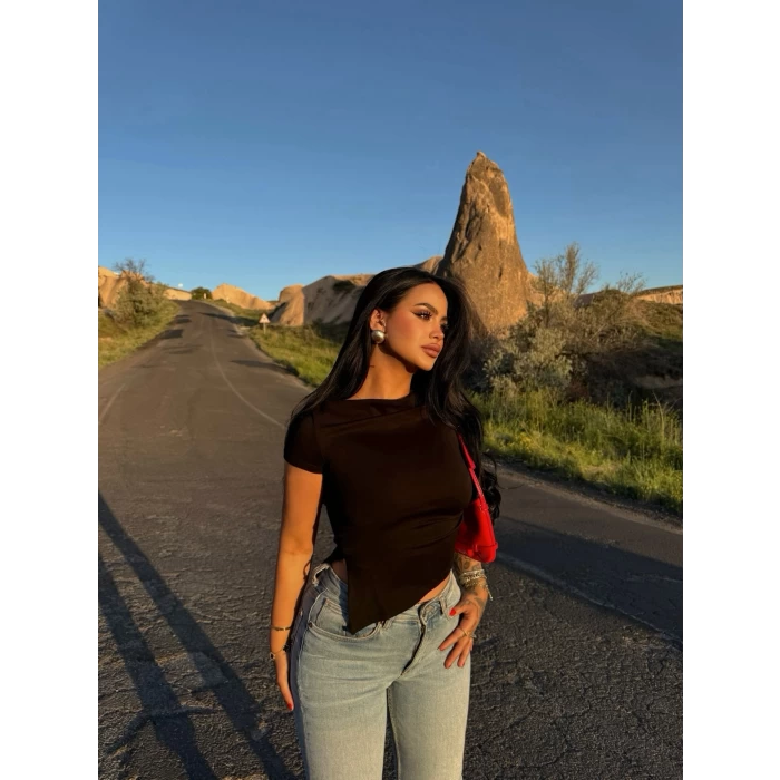 Siyah Eteği Asimetrik Yırtmaçlı Crop