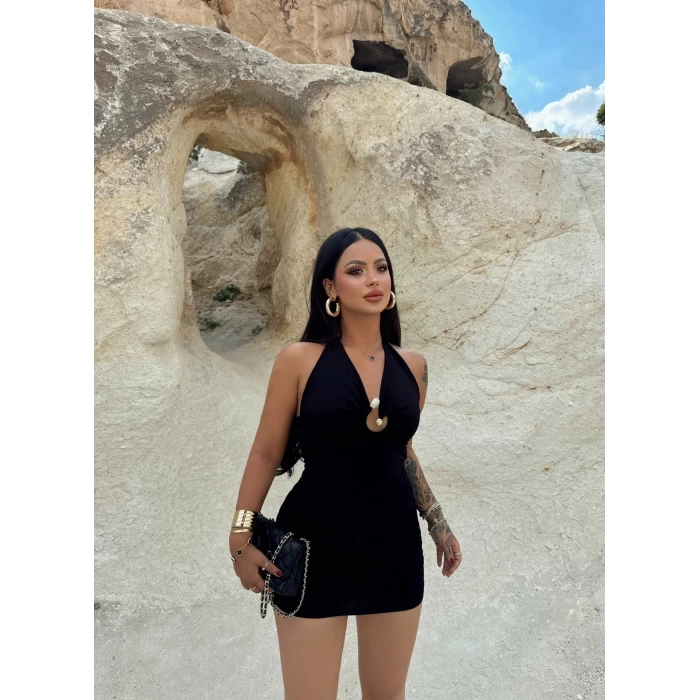 Siyah Göğüs Aksesuarlı Çift Kat Elbise