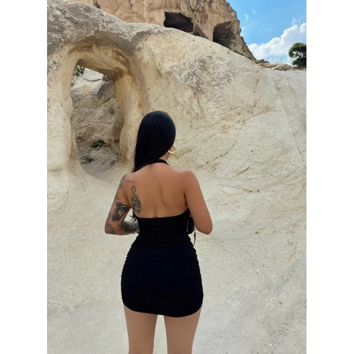 Siyah Göğüs Aksesuarlı Çift Kat Elbise