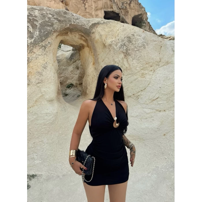 Siyah Göğüs Aksesuarlı Çift Kat Elbise