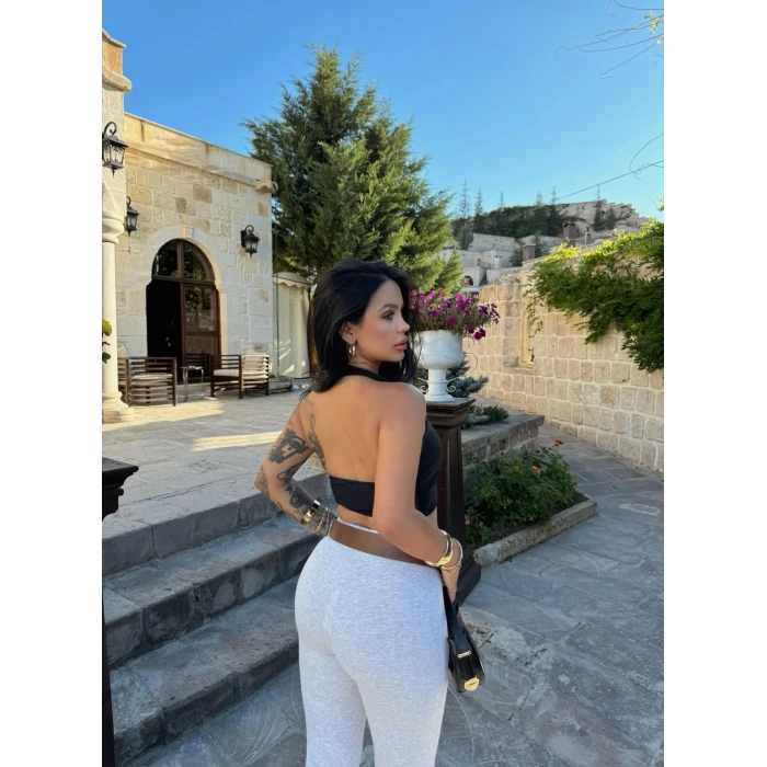 Siyah Göğüs Aksesuarlı Crop