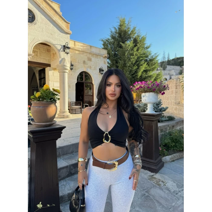 Siyah Göğüs Aksesuarlı Crop