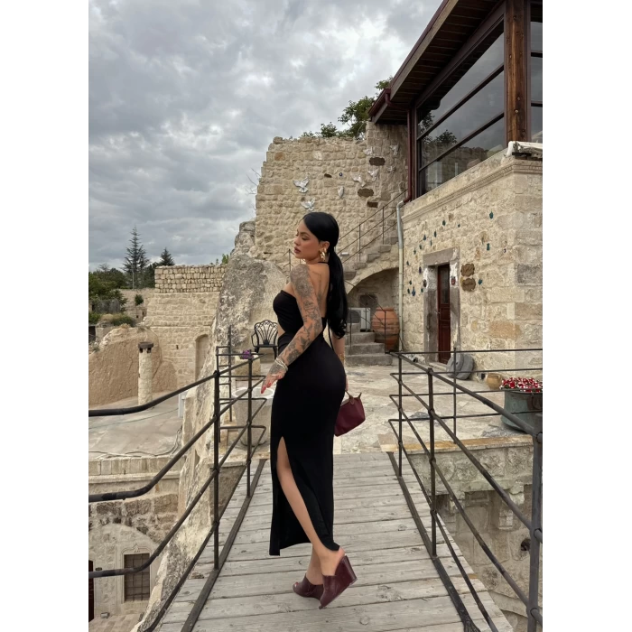 Siyah Göğüs Aksesuarlı Maxi Elbise