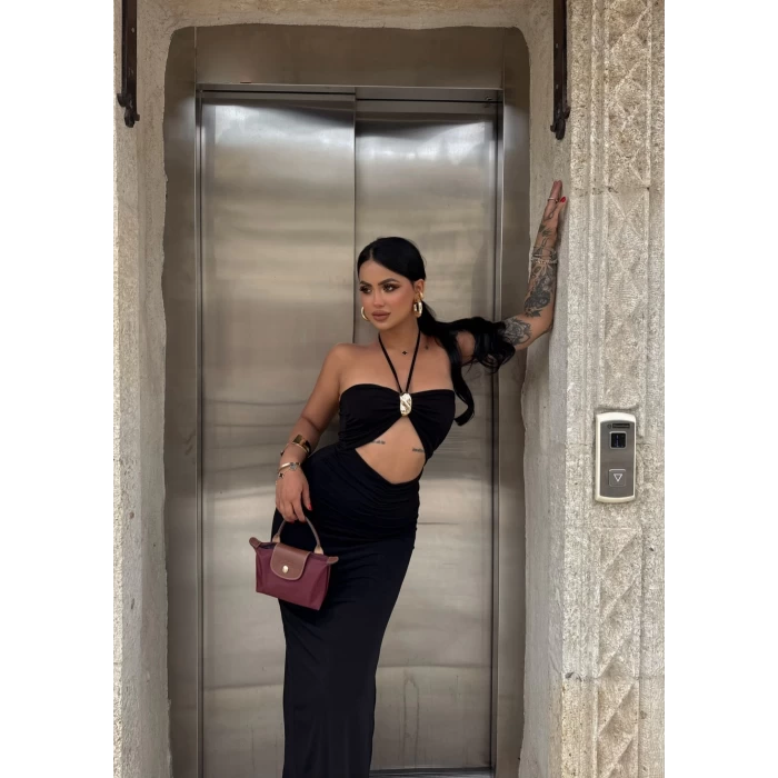 Siyah Göğüs Aksesuarlı Maxi Elbise