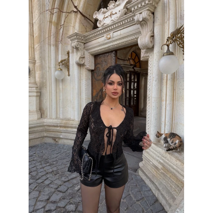 Siyah Göğüs Bağlamalı Güpürlü Crop