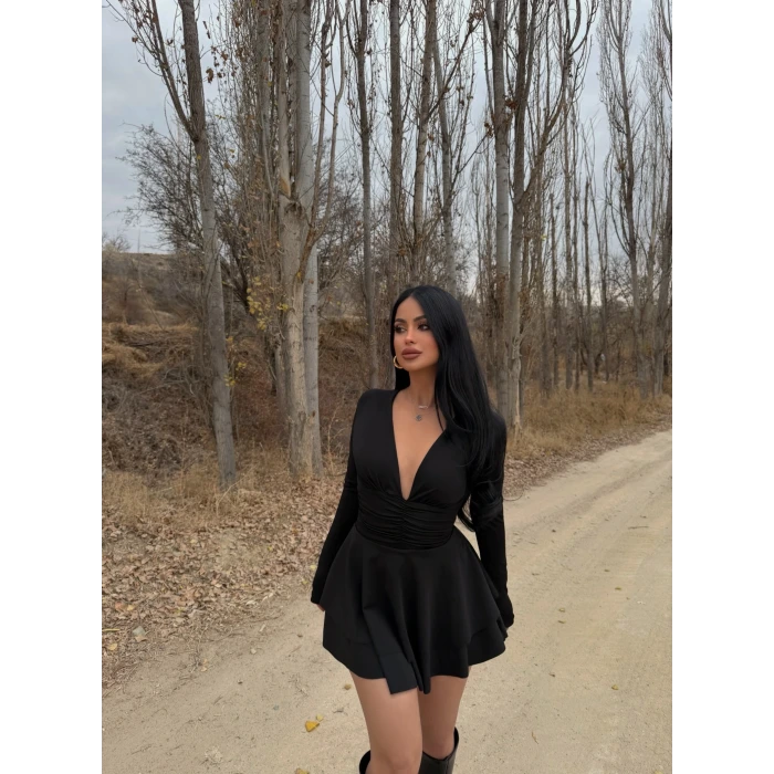 Siyah Göğüs Drapeli Şortlu Elbise