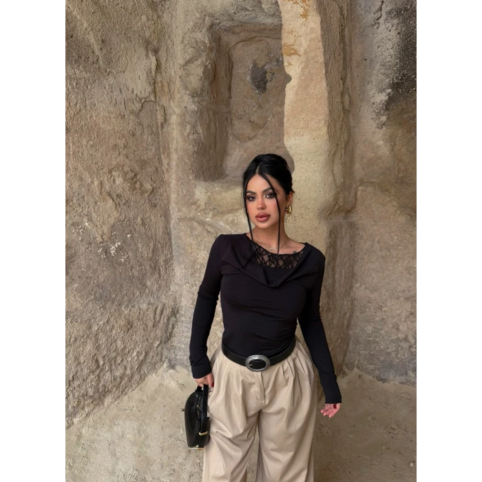 Siyah Göğüs Güpürlü Bluz