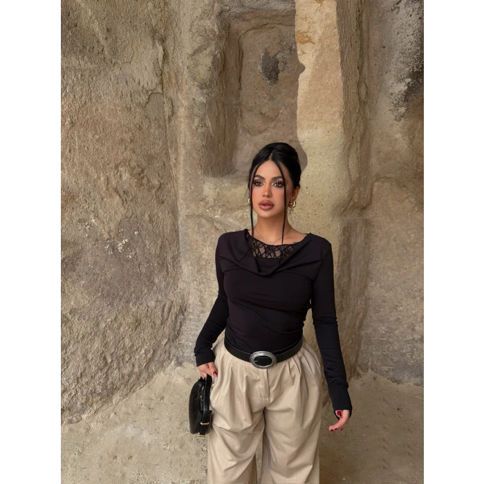 Siyah Göğüs Güpürlü Bluz