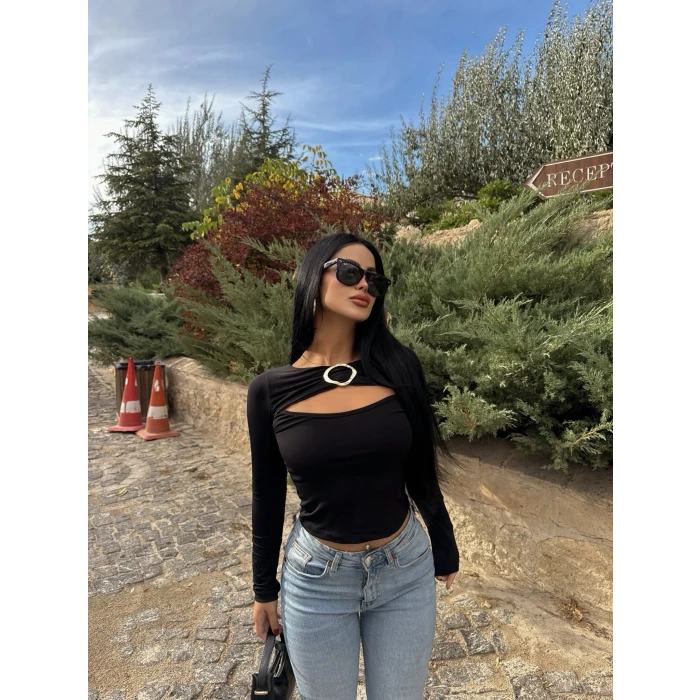 Siyah Göğüs Pencereli Aksesuarlı Bluz