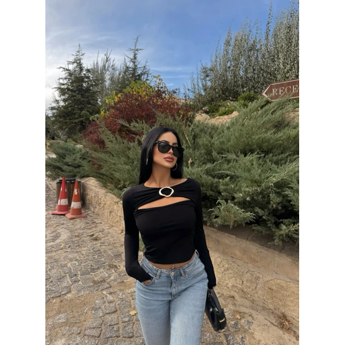 Siyah Göğüs Pencereli Aksesuarlı Bluz
