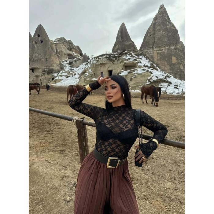 Siyah Güpürlü Dik Yaka Bluz