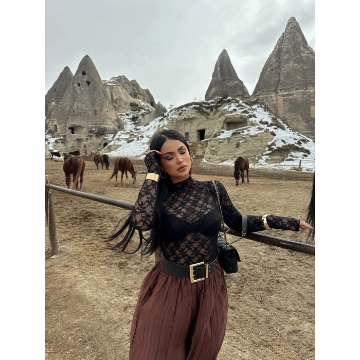 Siyah Güpürlü Dik Yaka Bluz