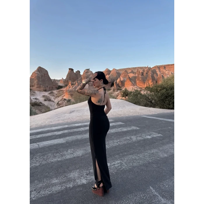 Siyah Halter Yaka Aksesuarlı Elbise