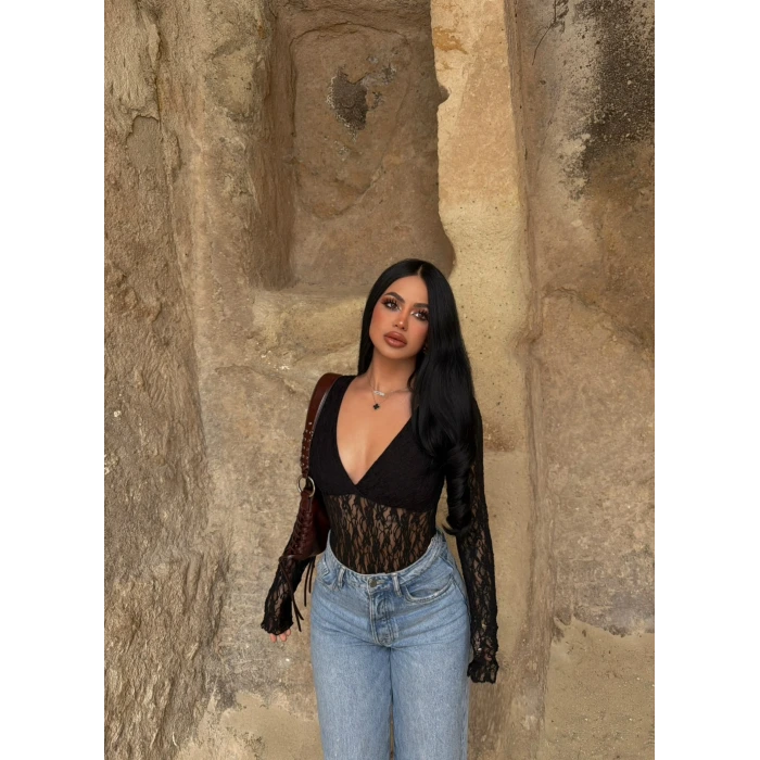 Siyah İçi Astarlı Güpürlü Bodysuit