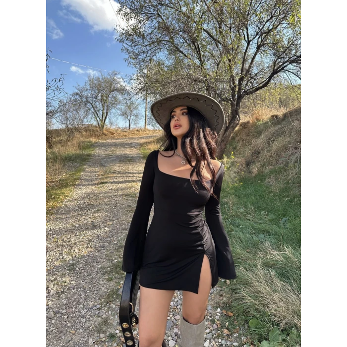 Siyah Kare Yaka Tek Yırtmaçlı Elbise