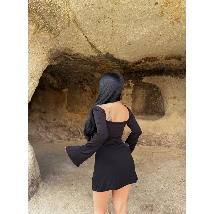 Siyah Kare Yaka Tek Yırtmaçlı Elbise