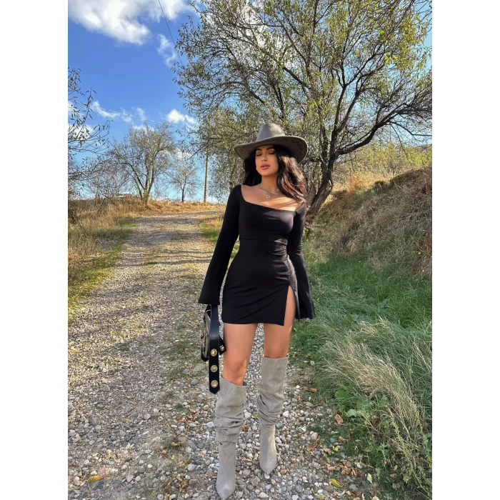 Siyah Kare Yaka Tek Yırtmaçlı Elbise