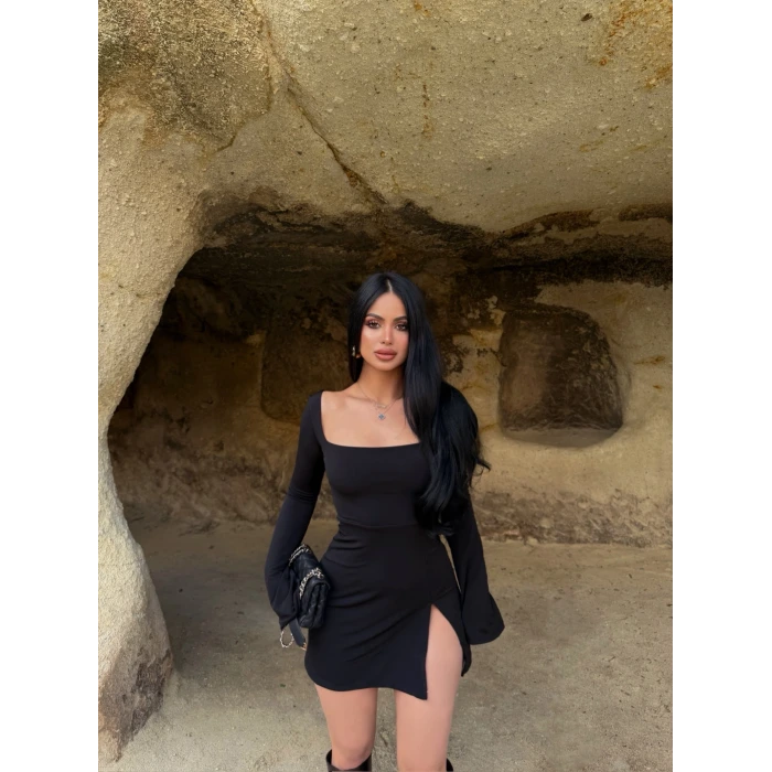 Siyah Kare Yaka Tek Yırtmaçlı Elbise