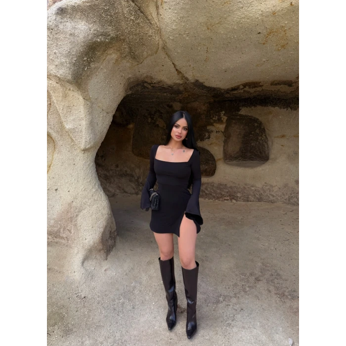 Siyah Kare Yaka Tek Yırtmaçlı Elbise