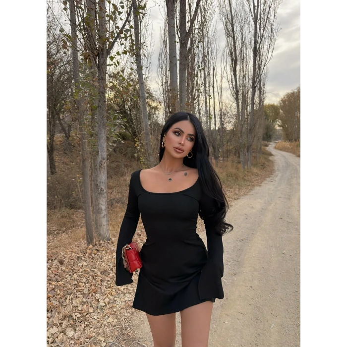 Siyah Kare Yaka Volanlı Elbise