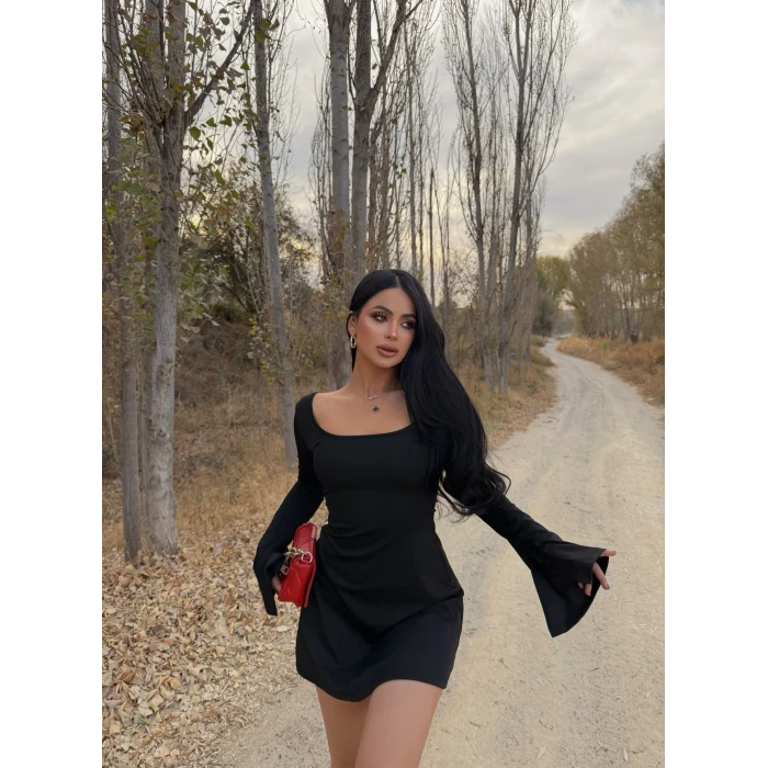 Siyah Kare Yaka Volanlı Elbise