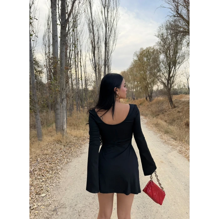 Siyah Kare Yaka Volanlı Elbise