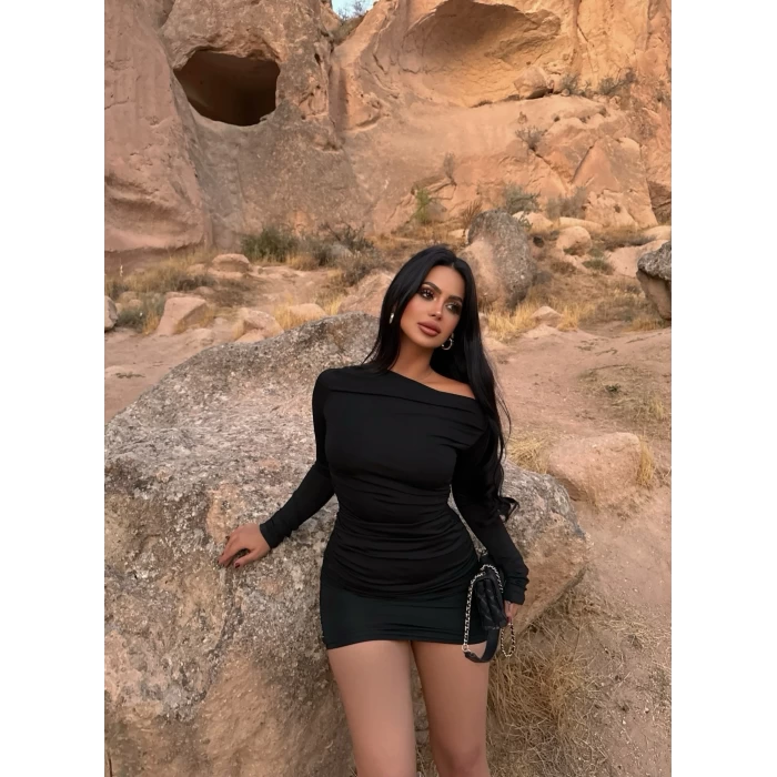 Siyah Kayık Yaka Büzgülü Elbise