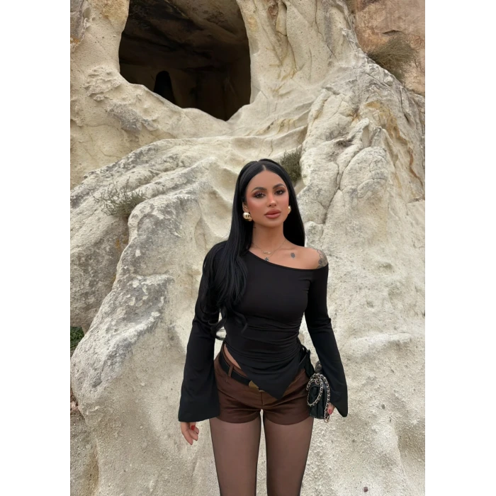 Siyah Kayık Yaka Tek Büzgülü Crop