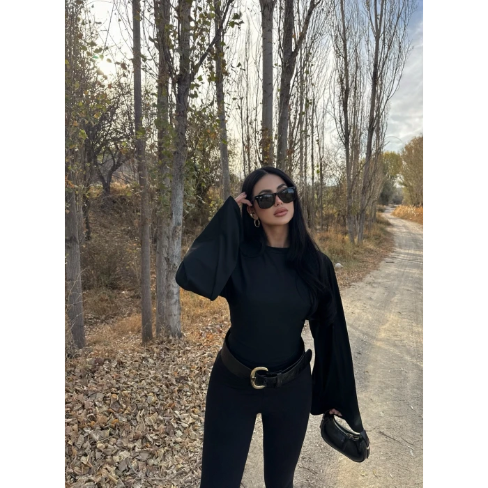 Siyah Kolları Volanlı Korseli Bluz