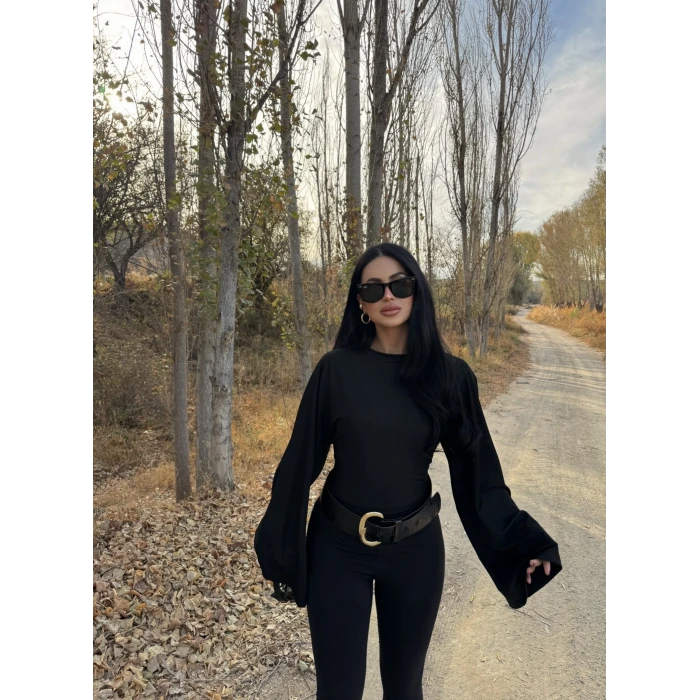 Siyah Kolları Volanlı Korseli Bluz