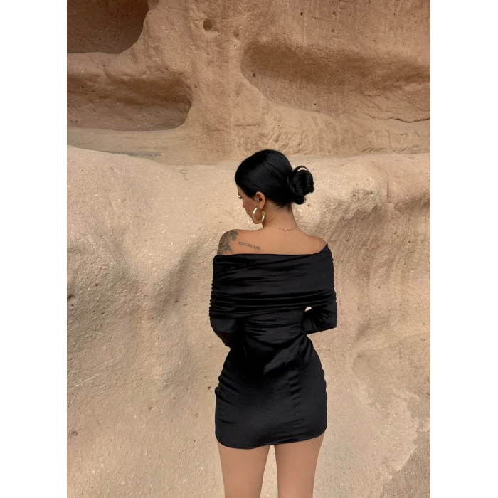 Siyah Madonna Yaka Kadife Elbise