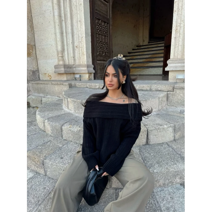 Siyah Madonna Yaka Şardonlu Kazak