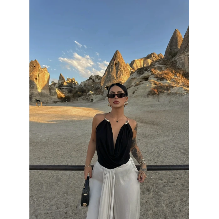 Siyah Nova Aksesuarlı Bluz