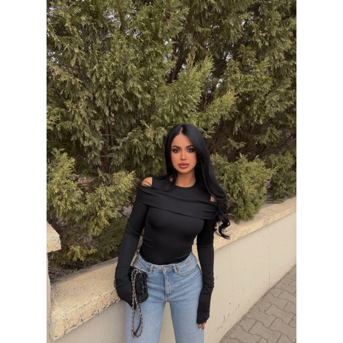 Siyah Omuz Açık Katlamalı Crop
