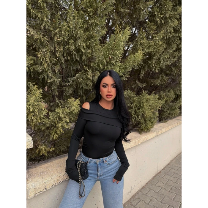 Siyah Omuz Açık Katlamalı Crop