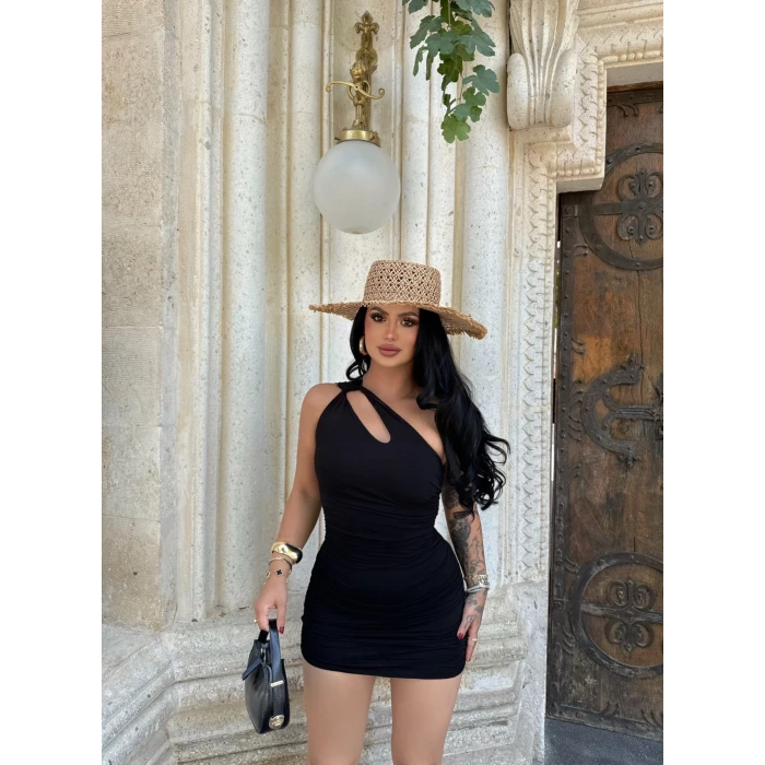 Siyah Omuz Burgulu Elbise