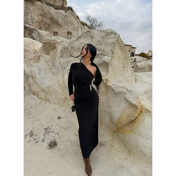 Siyah Omuz Drapeli Aksesuarlı Elbise