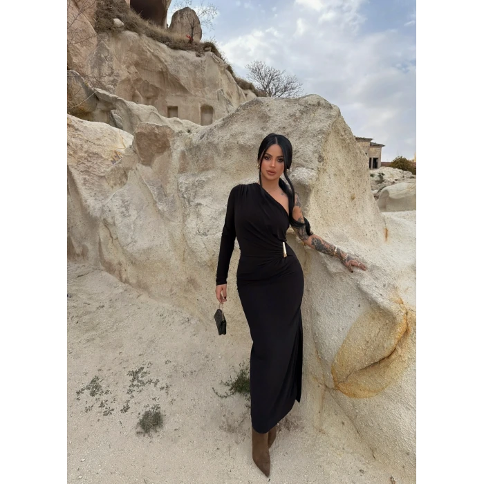 Siyah Omuz Drapeli Aksesuarlı Elbise