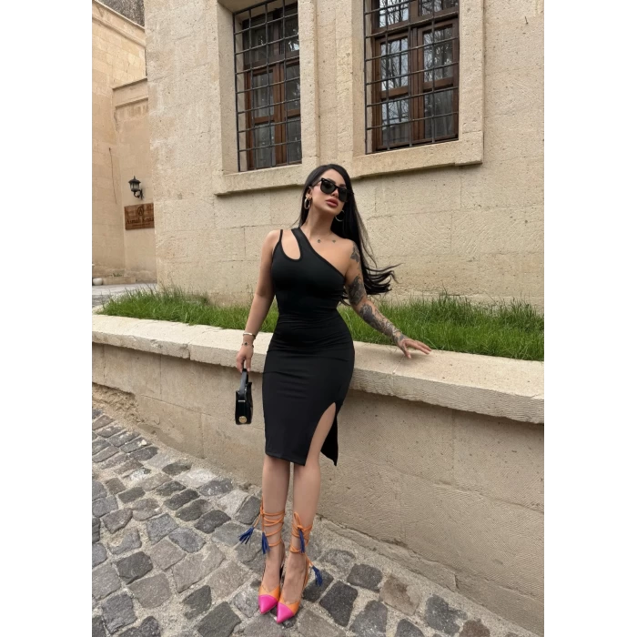 Siyah Omuz Pencereli Yırtmaçlı Elbise