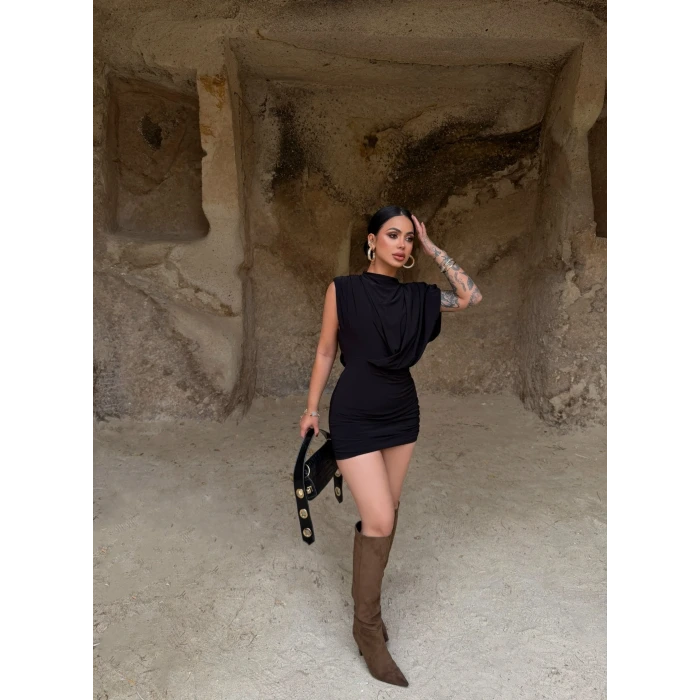 Siyah Omuz Vatkalı Büzgülü Sandy Elbise