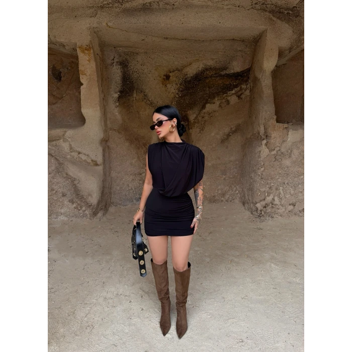 Siyah Omuz Vatkalı Büzgülü Sandy Elbise