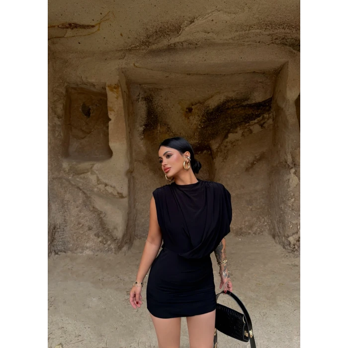 Siyah Omuz Vatkalı Büzgülü Sandy Elbise