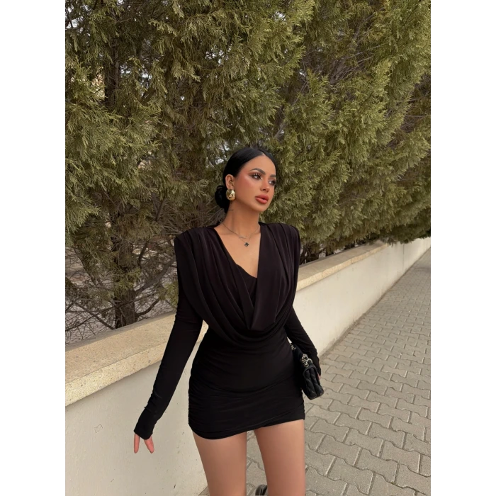 Siyah Omuz Vatkalı Degaje Elbise