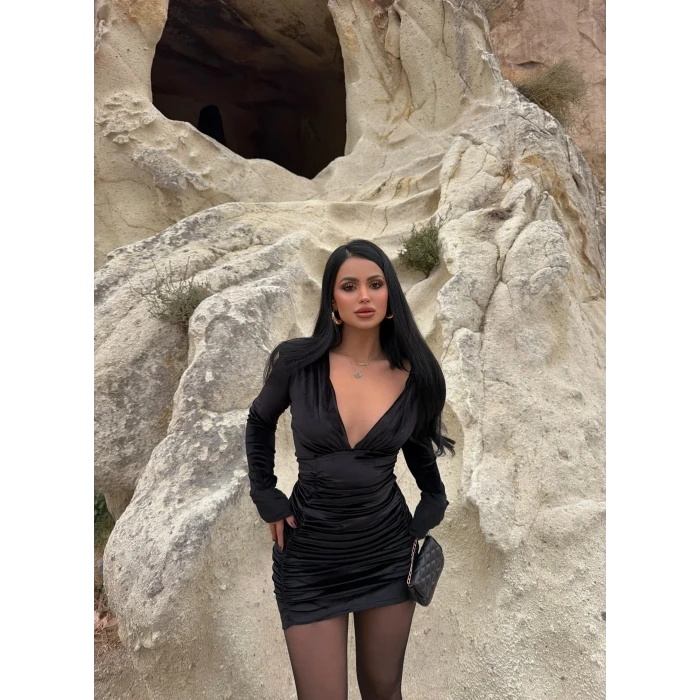 Siyah Omuz Vatkalı Kadife Elbise