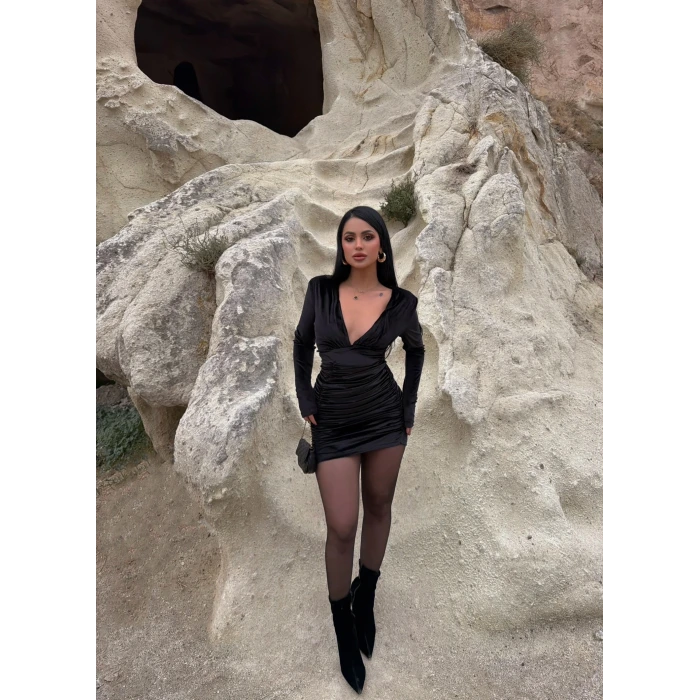 Siyah Omuz Vatkalı Kadife Elbise