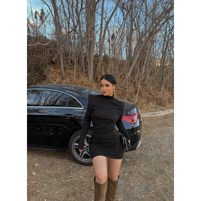 Siyah Omuz Vatkalı Süet Elbise