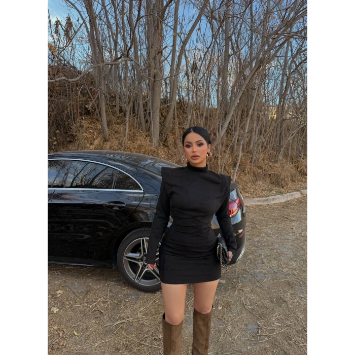 Siyah Omuz Vatkalı Süet Elbise