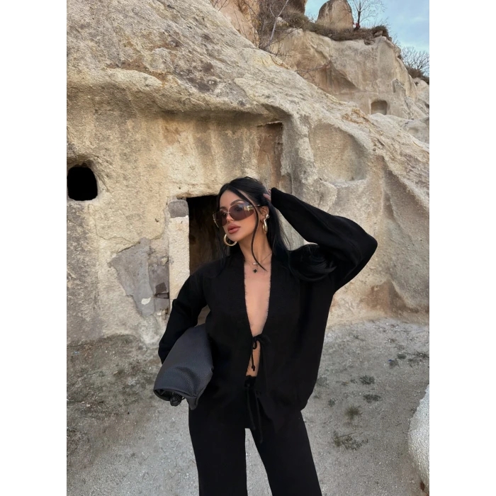 Siyah Ön Bağcıklı Triko Takım