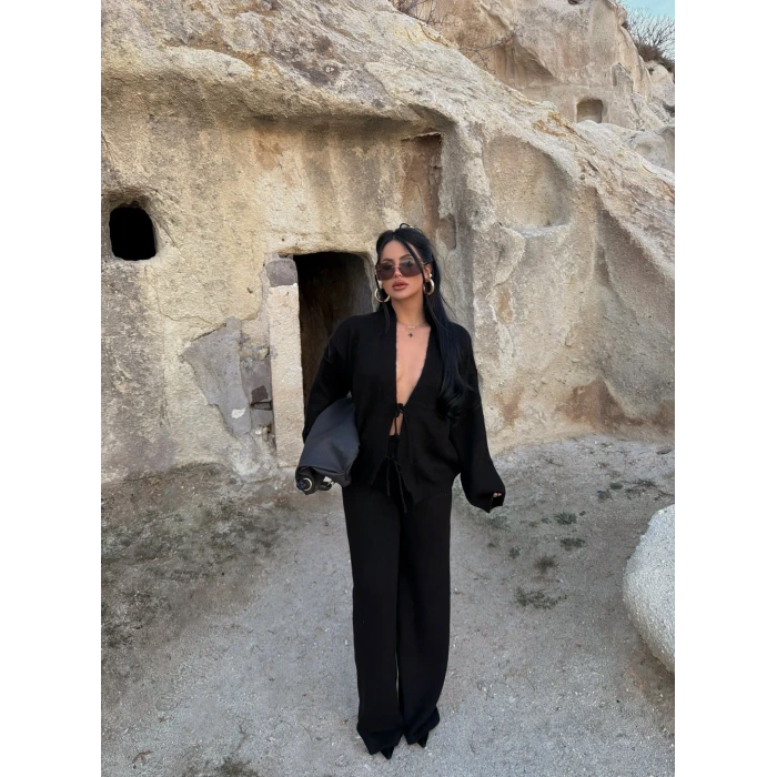 Siyah Ön Bağcıklı Triko Takım